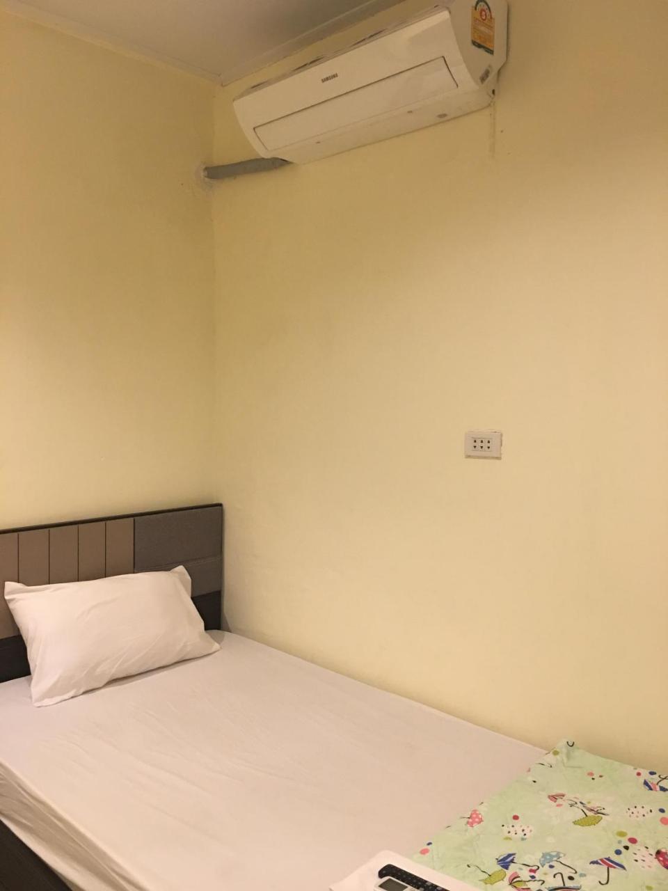 The Baan Nathong Hostel Bangkok Exterior photo
