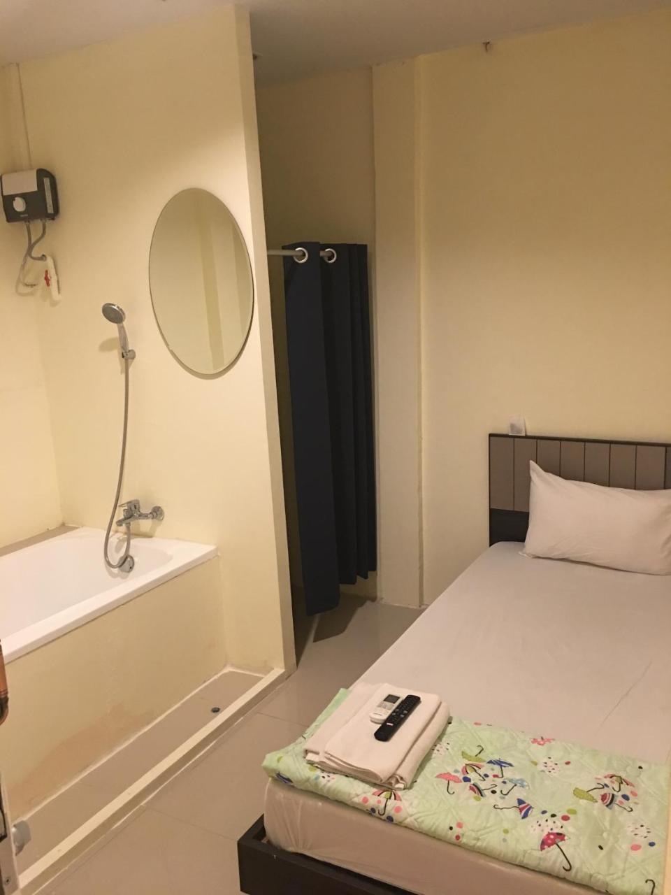 The Baan Nathong Hostel Bangkok Exterior photo
