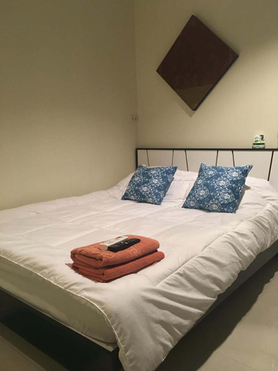 The Baan Nathong Hostel Bangkok Exterior photo