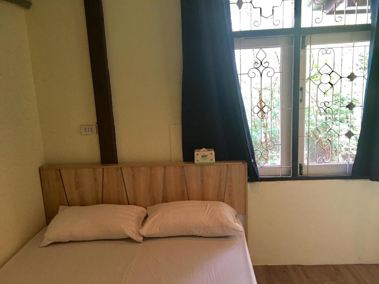 The Baan Nathong Hostel Bangkok Exterior photo